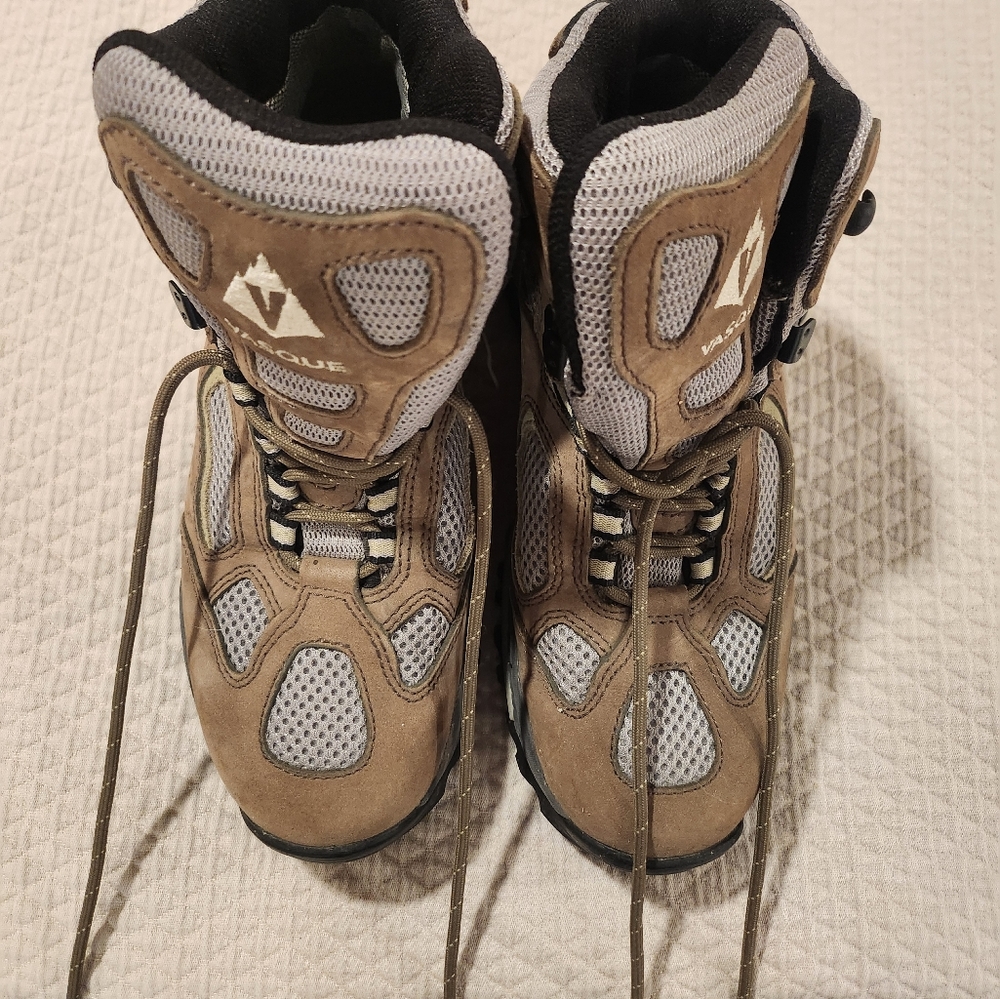 Vasque women's sz 9 Vibram sole boots